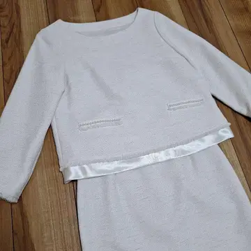 입학식. 축하. 새틴 장식 화이트 스커트 수트