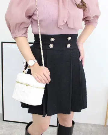 INGNI 잉그 장식 버튼 하이 웨스트 사이드 플리츠 비쥬 부착 플레어