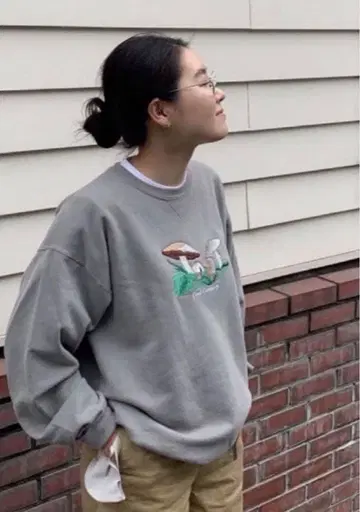 시바타 히카리 착용 champion 맨투맨 버섯 자수