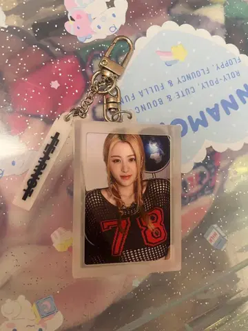 르세라핌 윤진 아크릴 키링 키링 사진