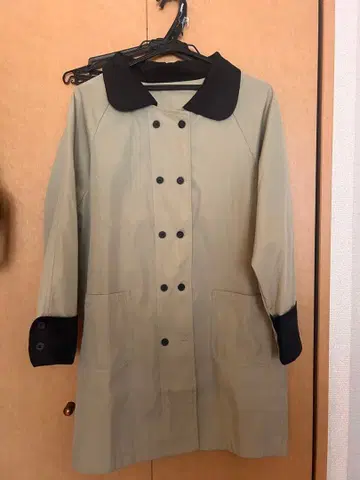 베이지와 블랙 트렌치코트