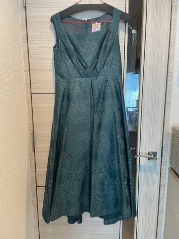 시빌라 다크 그린 슬리브리스 원피스