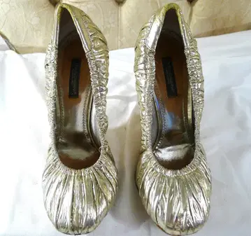 [돌체앤가바나] 이탈리아제 실버 컬러 가죽 펌프스 23cm