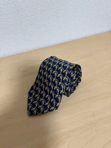 살바토레 페라가모 네이비 실크 넥타이 캐릭터 패턴