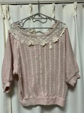 LIZ LISA 핑크 레이스 오프숄더 반팔 니트