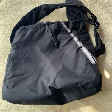 유니클로 UNIQLO C 소프트 퍼피 숄더백 블랙