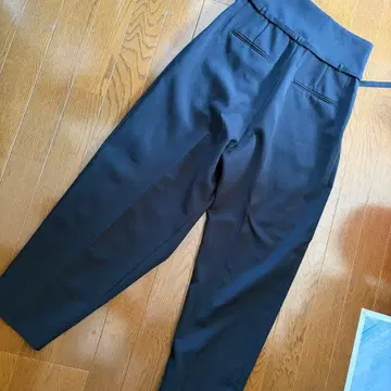 emmi 하이웨스트 프론트 턱 팬츠 라이트 그레이