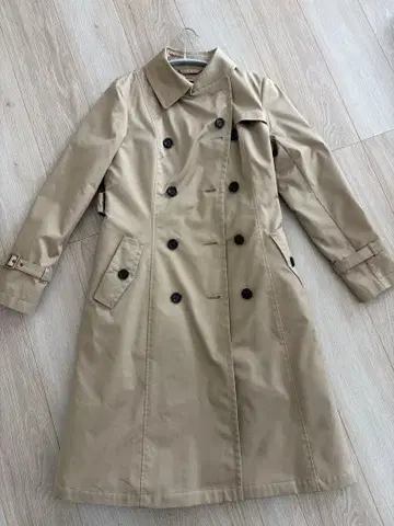베이지 더블 브레스트 트렌치코트