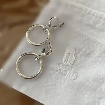 블랑 이리스 실버 후프 귀걸이 중형 수납 가방 포함