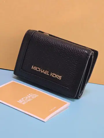 마이클코어스 JET SET TRAVEL 트라이폴드 지퍼 지갑