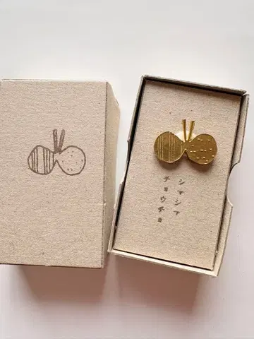 # 미사용 새상품 키타노 마리코 놋쇠 핀 배지 시마시마 나비