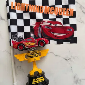 픽사 플레이 타임 2019 카즈 맥퀸 플래그 트로피 완구