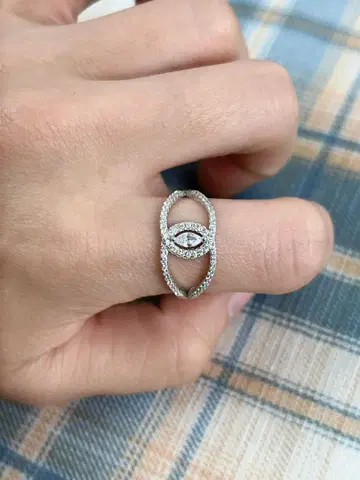 반짝이는 보석이 달린 반지