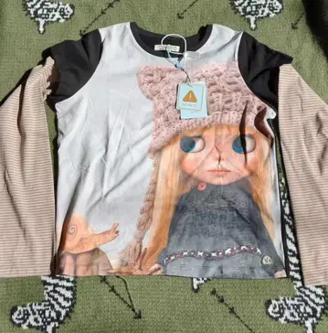 Coyseio 블랙 인형 프린트 긴팔 T셔츠