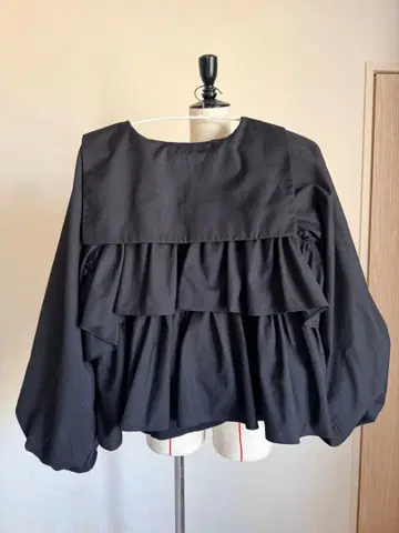 HEIHEI 블랙 프릴 벌룬 슬리브 상의