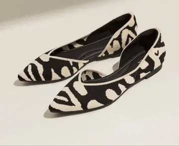 VIVAIA 비바이아 스틸레토 V컷 화이트 타이거