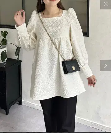 퍼프 슬리브 플라워 자카드 A라인 블라우스