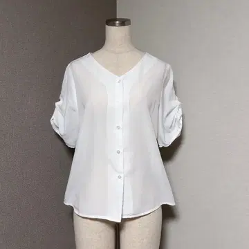 마제스틱 레곤 턱 슬리브 V넥 블라우스 화이트