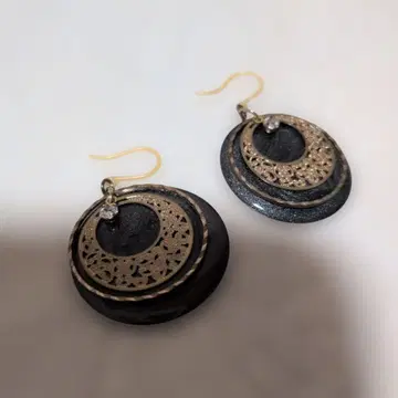 블랙과 골드 후프 귀걸이