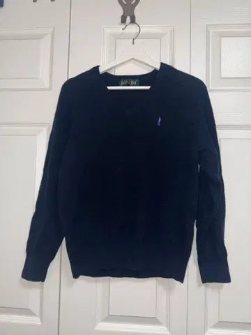 EAST BOY 네이비 V넥 스웨터 한정판 보라색 로고