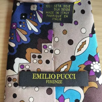 에밀리오 푸치 넥타이