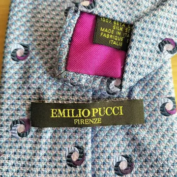 에밀리오 푸치 넥타이