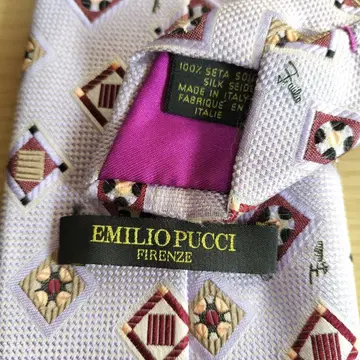 에밀리오 푸치 넥타이