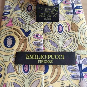 에밀리오 푸치 넥타이