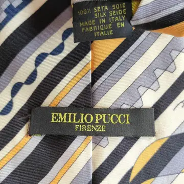 에밀리오 푸치 넥타이