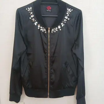 DaTuRa 비쥬 장식 블랙 자켓