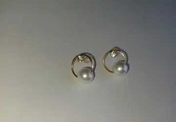 펄과 크리스탈의 후프 귀걸이