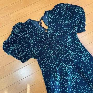 네이비 도트 패턴 퍼프 슬리브 원피스