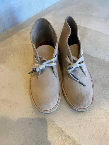 Clarks 베이지 스웨이드 처카 부츠 38 사이즈