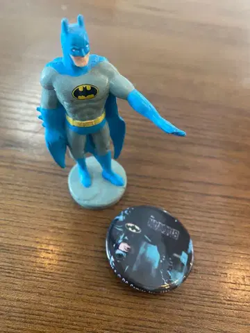 배트맨 피규어와 캔뱃지 세트
