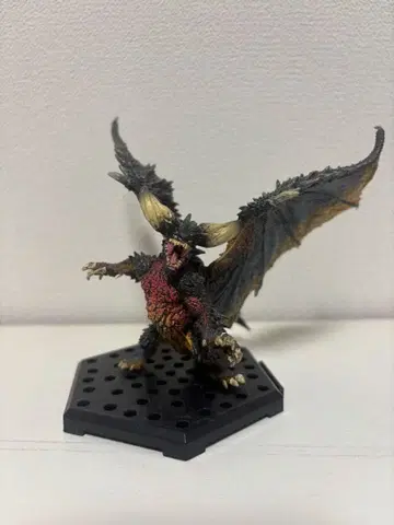 몬스터 헌터 네르기간테 피규어