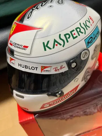 세바스티안 베텔 페라리 2017년 1/2 헬멧