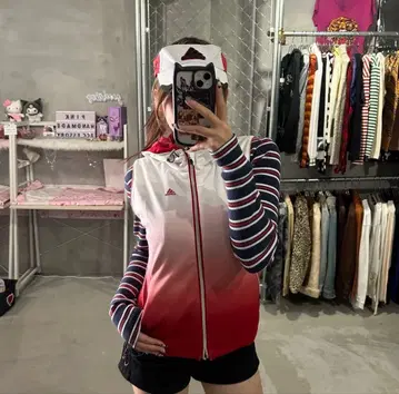 아디다스 후드 부착 베스트 화이트/레드 그라데이션