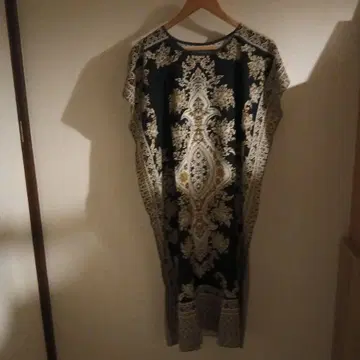 엘레강트한 블랙과 금색 프린트 반팔 튜닉