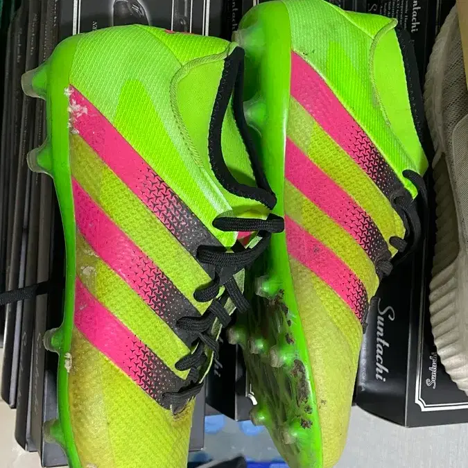 아디다스 ACE 16.2 FG/AG 255mm 축구화입니다