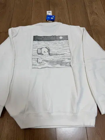UT KAWS 맨투맨 L