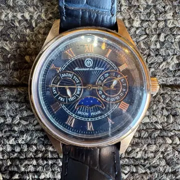 Movement in Motion 문페이즈 손목시계