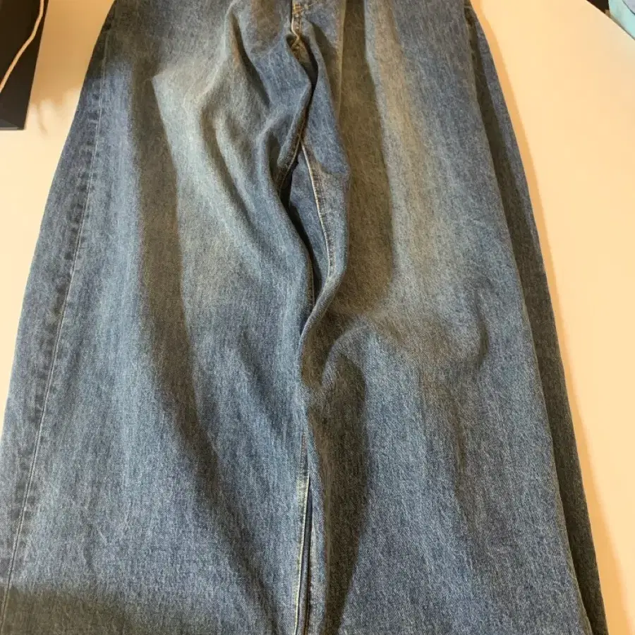Hatchingroom Wide Curve Jeans on Bunjang Global Site.
