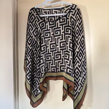 지방시 패턴 스카프로도 활용 가능한 판초