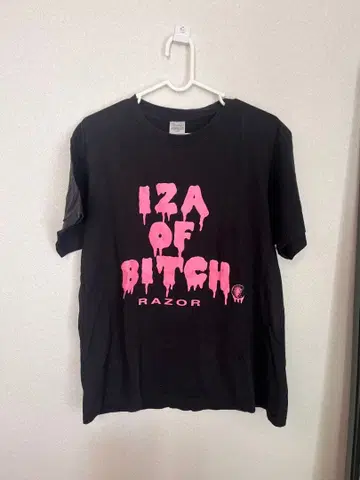 IZA OF BITCH 티셔츠 RAZOR