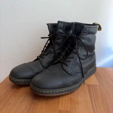 Dr. Martens 8홀 부츠 블랙