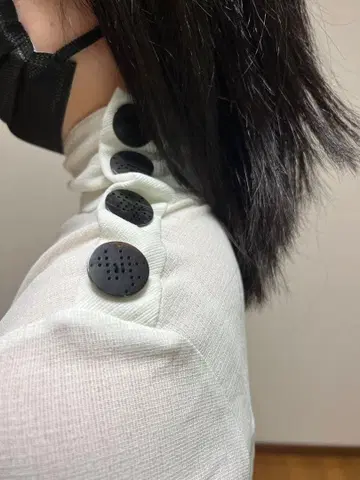 TARO HORIUCHI 어깨 버튼이 있는 터틀넥 상의