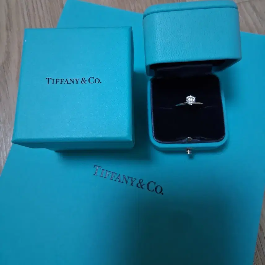 티파니앤코 새상품)티파니 5.7부 다이아 플래티늄 반지(0.57ct) 사진 1