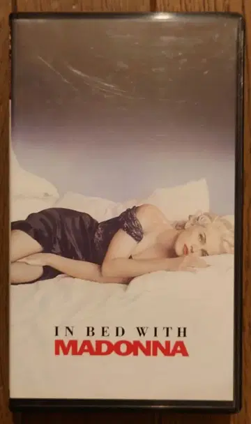 IN BED WITH MADONNA VHS