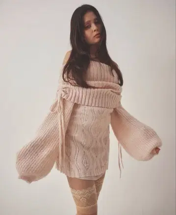 Pellicule 사이드개더 루즈니트 오프숄더 미니 원피스