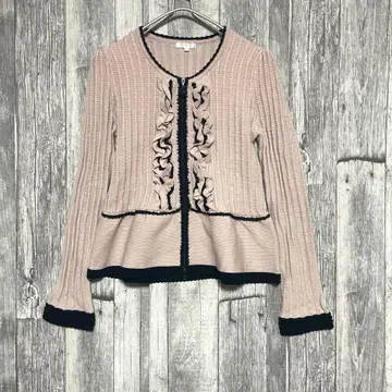 투 비 시크 [ 새상품급 ] 프릴 달린 핑크 베이지 가디건 M